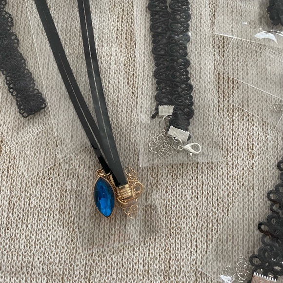 NEW BUNDLE OF 15 DIFFERENT CHOCK HOLD NECKLACES - Picture 2 of 7